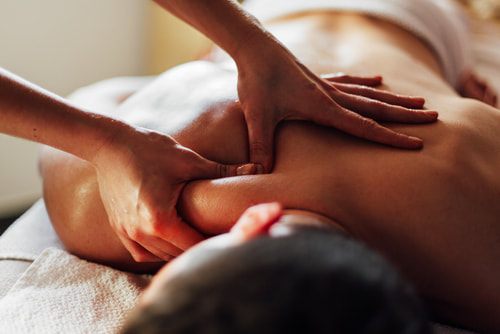 A registered massage therapist giving a massage treatment in Kelowna.