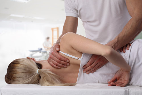 An osteopath giving an osteopathic treatment in Kelowna.